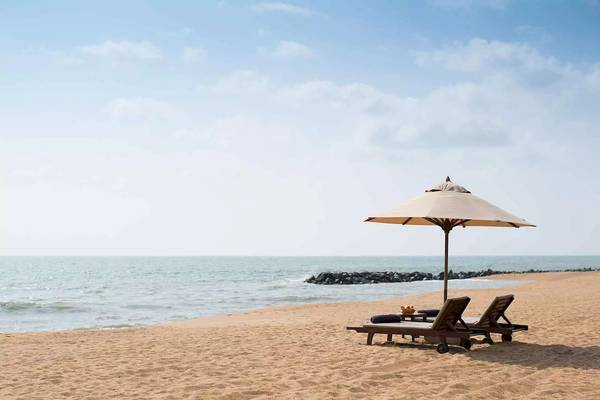 Strand mit Liegen und Sonnenschirm im Avani Kalutara Resort