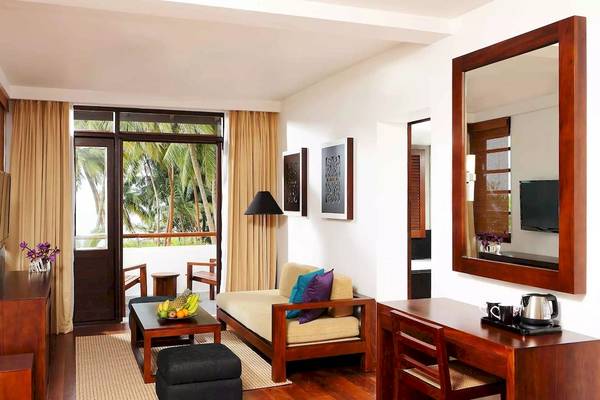 Hotelzimmer im Avani Kalutara Resort mit Blick auf die Palmen und Meer