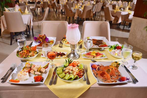 Restauranttisch im Pickalbatros Royal Moderna Resort mit verschiedenen Gerichten und Getränken.