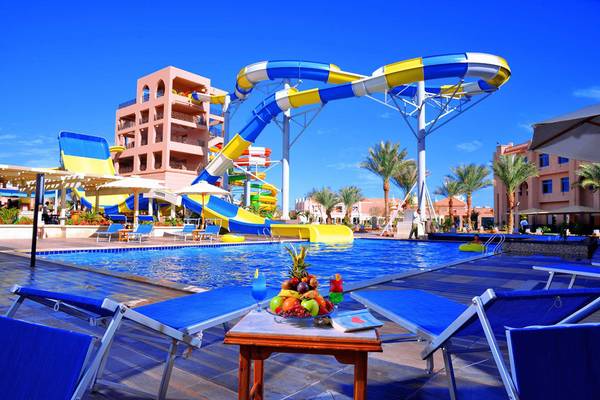 Pool und Wasserrutschen im Pickalbatros Royal Moderna Resort