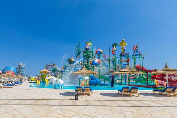 Wasserpark im Pickalbatros Royal Moderna Resort mit verschiedenen Rutschen und Wasserattraktionen.