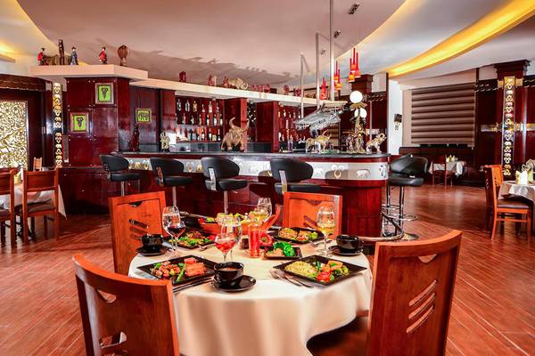 Innenansicht des Restaurants im Pickalbatros Royal Moderna Resort mit voll besetztem Tisch und Bar im Hintergrund.