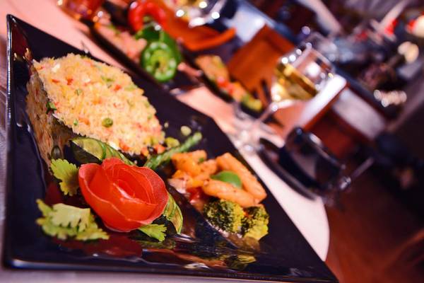 Essen auf schwarzem Teller im Pickalbatros Royal Moderna Resort