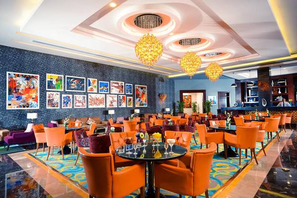 Lobby des Pickalbatros Royal Moderna Resorts mit orangen Stühlen und Tischen.