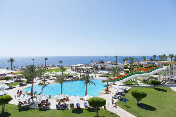 Luftaufnahme des Pickalbatros Royal Moderna Resorts mit Pool, Wasserrutschen und Meer im Hintergrund.