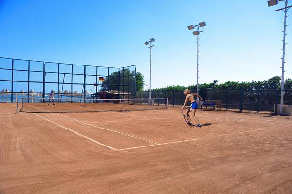 Tennisplatz im Pickalbatros Royal Moderna Resort mit einer Spielerin und einem Netz.