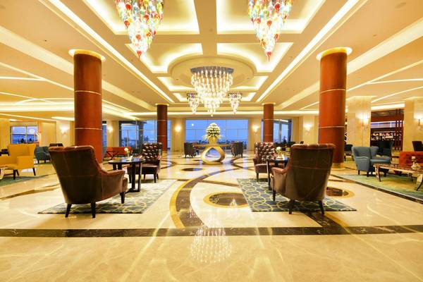 Empfangsbereich des Pickalbatros Royal Moderna Resorts mit eleganten Kronleuchtern und luxuriösen Möbeln.