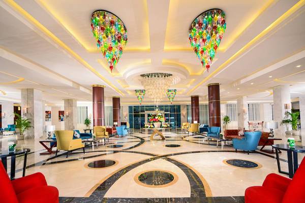 Lobby des Pickalbatros Royal Moderna Resorts mit farbenfrohen Kronleuchtern und farbenfrohen Stühlen.