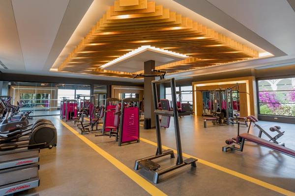 Fitnesscenter im Swandor Hotels & Resorts Topkapi Palace mit moderner Ausstattung und großen Fenstern.