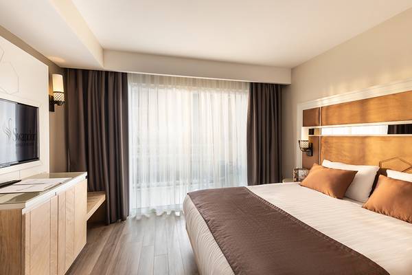 Schlafzimmer im Swandor Hotels & Resorts Topkapi Palace mit Bett, Fernseher und Nachttisch