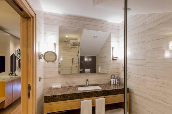 Badezimmer von Swandor Hotels & Resorts Topkapi Palace mit marmorner Theke und spiegel.
