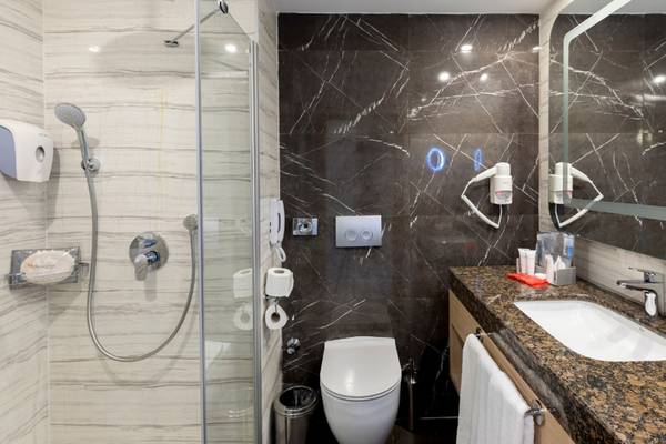 Badezimmer von Swandor Hotels & Resorts Topkapi Palace mit Duschkabine, Toilette und Waschbecken.