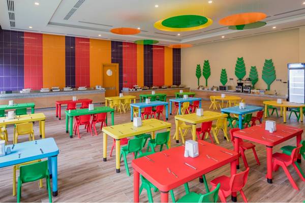 Kinder Esszimmer mit bunten Tischen und Stühlen im Swandor Hotels & Resorts Topkapi Palace