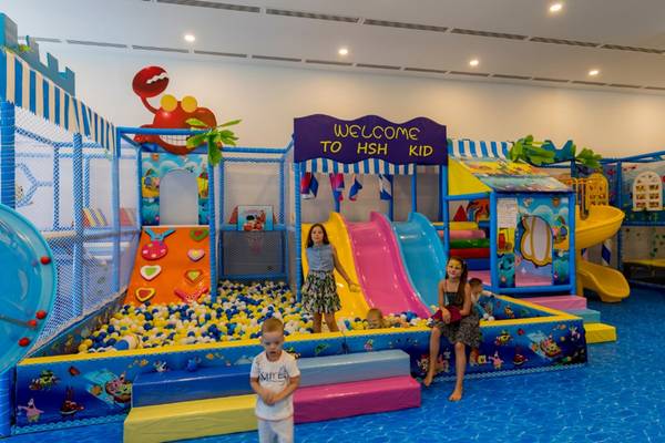 Kinderspielplatz im Swandor Hotels & Resorts Topkapi Palace mit verschiedenen Spielgeräten und Kindern, die spielen.