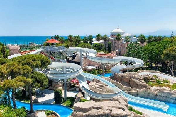 Luftaufnahme von Wasserrutschen im Swandor Hotels & Resorts Topkapi Palace
