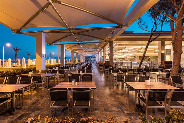 Außenrestaurant des Swandor Hotels & Resorts Topkapi Palace bei Nacht