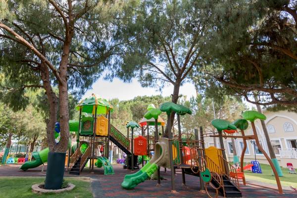 Spielplatz des Swandor Hotels & Resorts Topkapi Palace mit verschiedenen Rutschen und Spielgeräten.