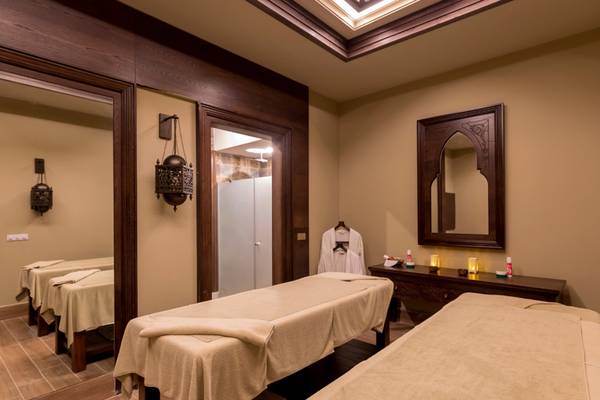 Massageraum im Swandor Hotels & Resorts Topkapi Palace mit zwei Behandlungstischen und Dekor.
