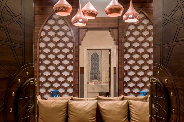 Loungebereich im Swandor Hotels & Resorts Topkapi Palace mit braunen Kissen und kupfernen Lampen.