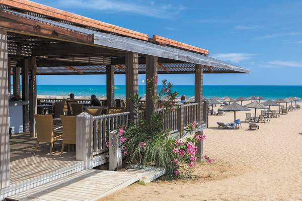 Außenterrasse des Defne Kumul Deluxe Hotels mit Blick auf den Strand