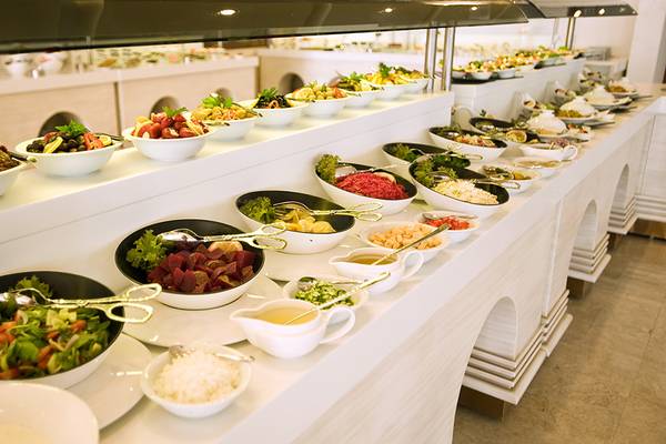Eine Vielzahl von Salaten und Gerichten auf einem langen Buffettisch im Defne Kumul Deluxe Hotel.