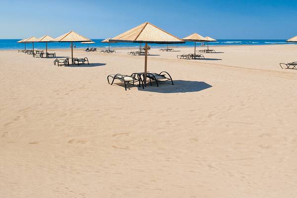 Defne Kumul Deluxe Hotel Strand mit Sonnenschirmen und Liegestühlen