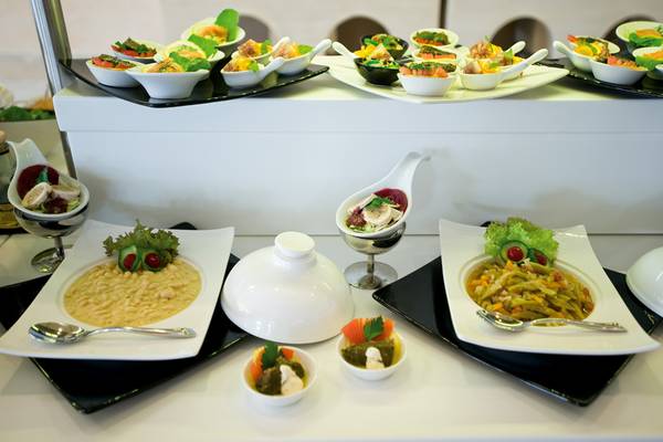 Buffet-Tisch im Defne Kumul Deluxe Hotel mit verschiedenen Gerichten in kleinen Schalen und Tellern.