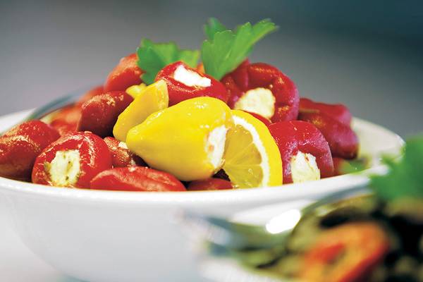 Eine Schüssel mit gefüllten Tomaten und Zitronenscheiben im Defne Kumul Deluxe Hotel.