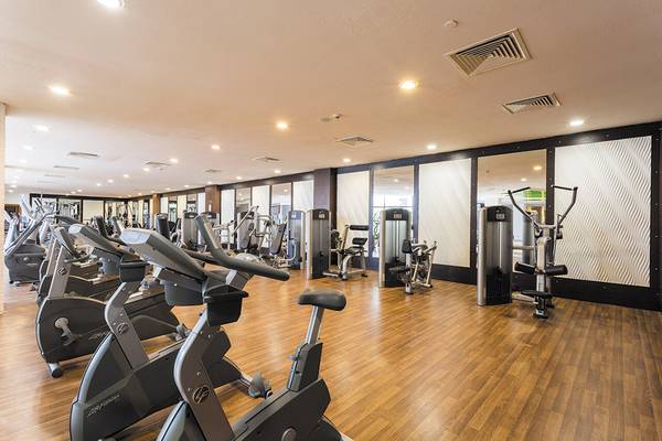 Fitnessstudio im Defne Kumul Deluxe Hotel mit vielen Trainingsgeräten und Holzboden.