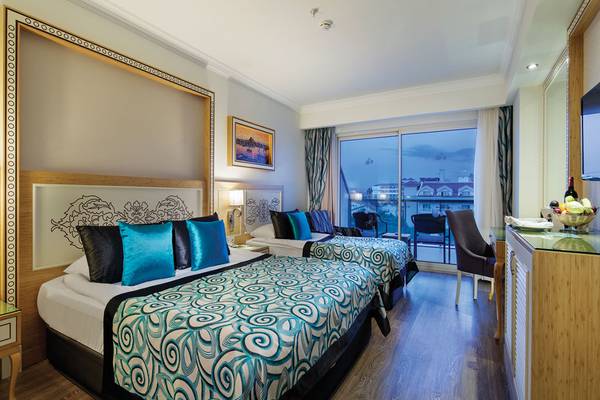Doppelbett-Zimmer im Crystal Waterworld Aqua Collection Hotel mit Aussicht auf die Stadt.