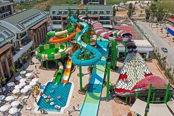Luftaufnahme des Wasserparks im Crystal Waterworld Aqua Collection Hotel.