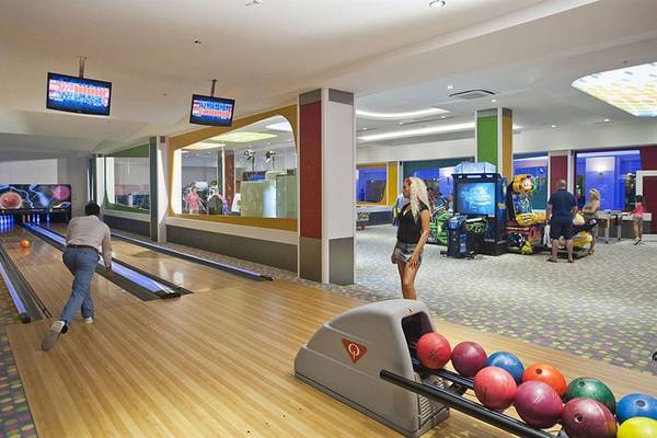 Bowlinghalle im Crystal Waterworld Aqua Collection Hotel mit Bowlingbahnen und Spielgeräten.