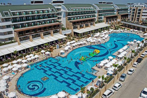 Außenansicht des Crystal Waterworld Aqua Collection Hotels mit großem Swimmingpool