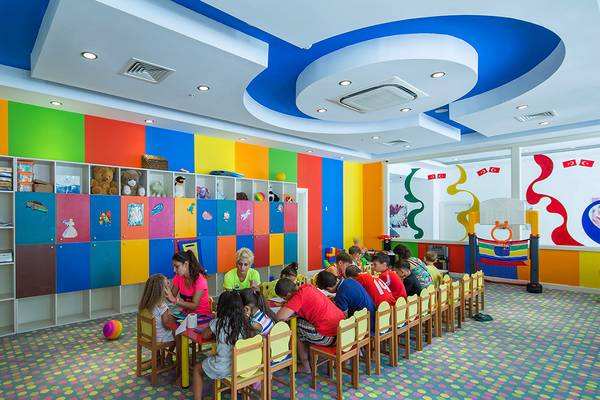 Kinderclub im Crystal Waterworld Aqua Collection Hotel mit bunten Wänden und kindgerechten Möbeln.