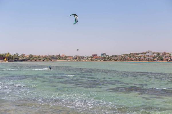 Ein Surfer am Strand des Sultan Bey Resorts beim Kitesurfen.