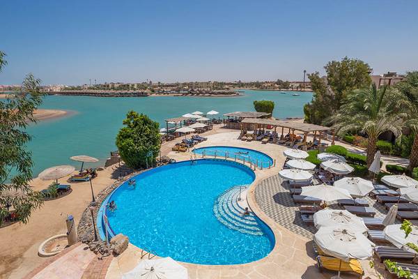 Luftaufnahme des Sultan Bey Resorts mit Swimmingpools, Sonnenliegen und Palmen am Strand