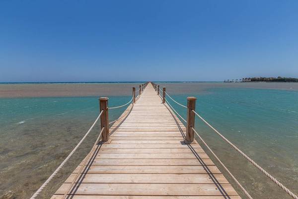 Ein hölzerner Steg führt über das Wasser im Sultan Bey Resort.