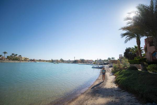 Frau am Strand des Sultan Bey Resorts bei klarem Himmel