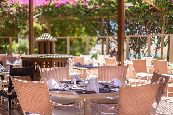 Sultan Bey Resort Restaurant Sitzbereich mit Tischen und Stühlen draußen