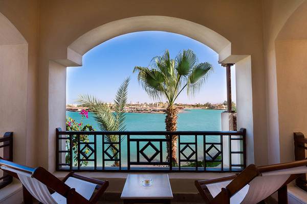 Blick vom Balkon des Sultan Bey Resorts auf das Meer und Palmen