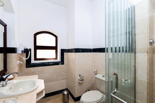 Badezimmer im Sultan Bey Resort mit Badewanne, Dusche und Toilette