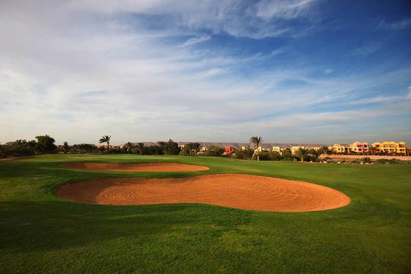 Golfplatz des Sultan Bey Resorts mit Blick auf die Gebäude und Landschaft.