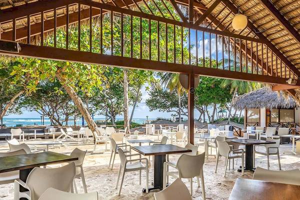Außenterrasse des Marien Puerto Plata Hotels mit Blick auf den Strand und das Meer.