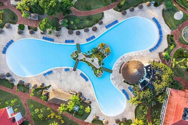 Luftaufnahme des Swimmingpools und der Liegestühle im Marien Puerto Plata Hotel.