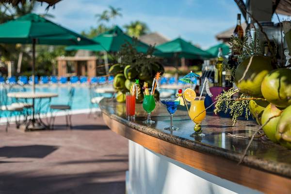 Cocktails am Pool im Marien Puerto Plata Hotel, mit bunten Getränken und grünen Kokosnüssen.