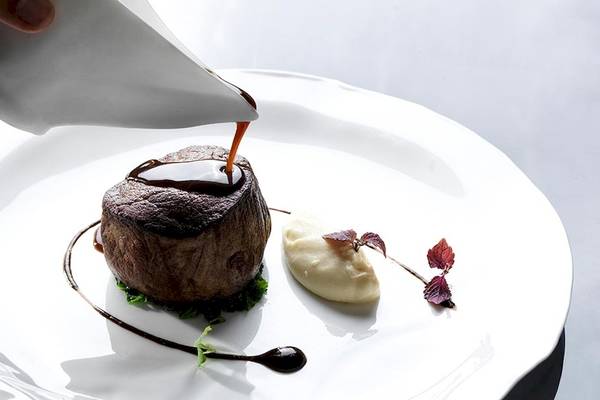 Ein Steakgericht auf einem weißen Teller im Myconian Villa Collection Hotel.
