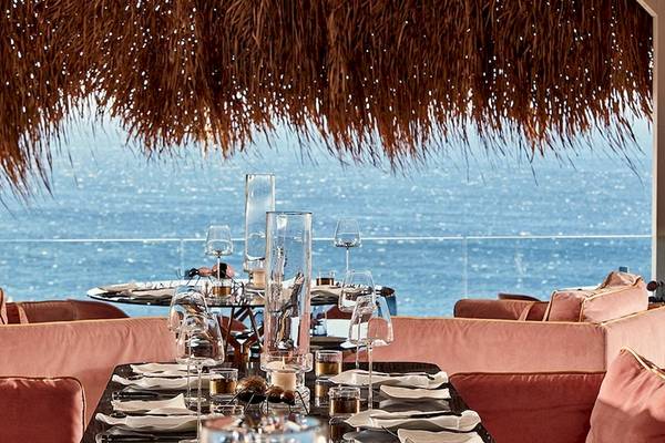 Hotelterrasse mit Blick auf das Meer, Myconian Villa Collection