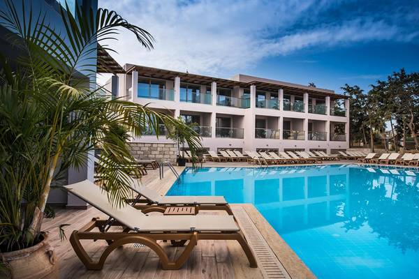Pool mit Lounge-Liegen im Gouves Water Park Holiday Resort