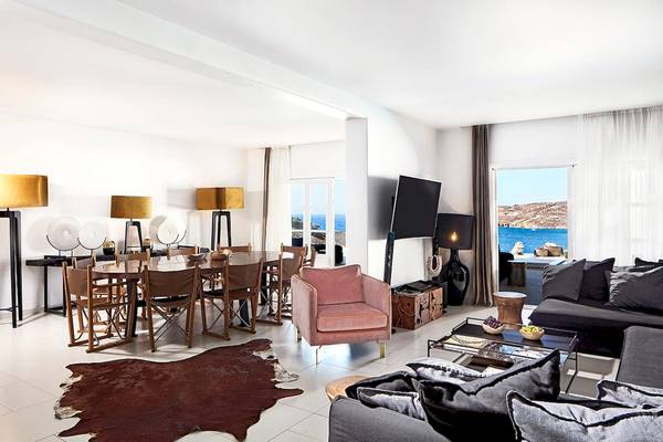 Wohnzimmer der Myconian Villa Collection mit Blick auf das Meer.