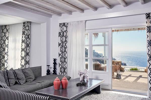 Wohnzimmer mit Meerblick im Myconian Villa Collection Hotel, mit Möbeln und Dekoration.